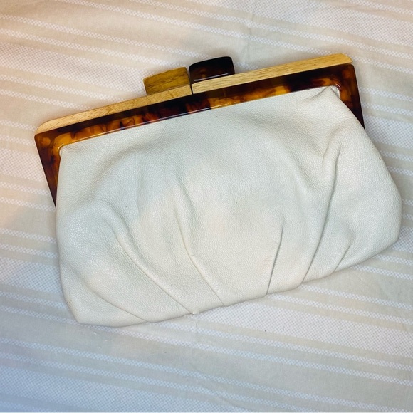 Aldo Cream Clutch with Tortoise Shell and wooden closure Detail - Picture 5 of 7